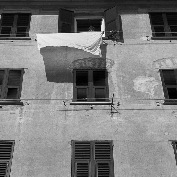 Fotografía en blanco y negro. Camogli, Liguria, Italia. Coleccionismo. Foto de autor. Interiorismo. Decoración. Simulación de fotografía en espacio interior
