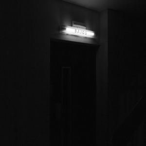 Fotografía artística en blanco y negro de interior nocturno con luz minimalista, obra de Marco Lo Piccolo