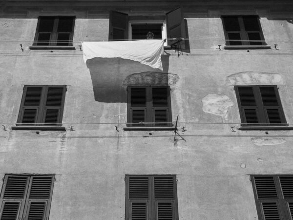 Fotografía en blanco y negro. Camogli, Liguria, Italia. Coleccionismo. Foto de autor. Interiorismo. Decoración. Simulación de fotografía en espacio interior
