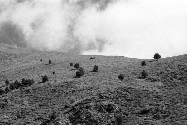 Fotografía de paisaje de montaña con niebla en la Vall de Núria, Pirineos – fotografía fine art en blanco y negro de Marco Lo Piccolo