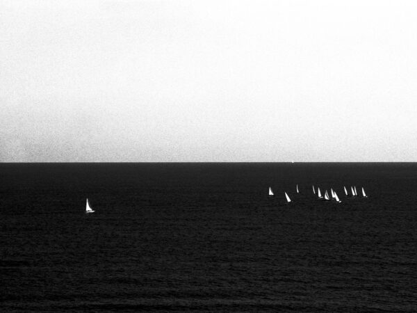 Fotografía de paisaje de mar con barcos. Mediterráneo – fotografía fine art en blanco y negro de Marco Lo Piccolo
