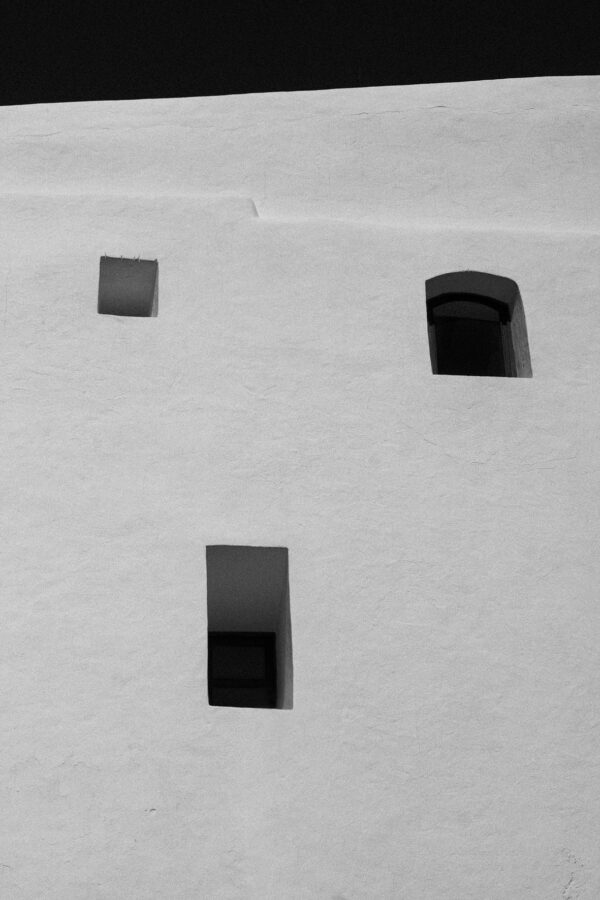 Fotografía en blanco y negro de fachada minimalista con ventanas en Ibiza