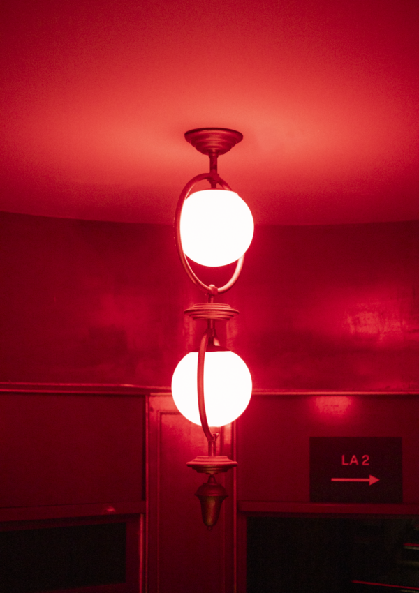 Fotografía artística en en color, lámpara roja sala Apolo Barcelona, obra de Marco Lo Piccolo
